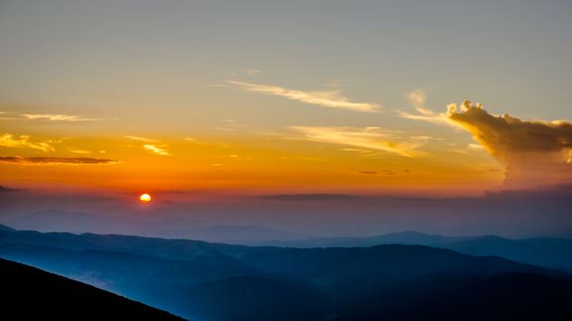 Beautiful Sunset Over The Mountain Naturaleza Color (Digital)