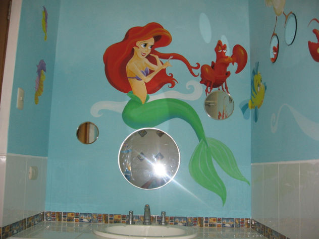 la sirenita en el baño