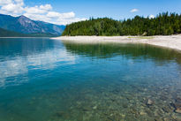 Lago con montaña