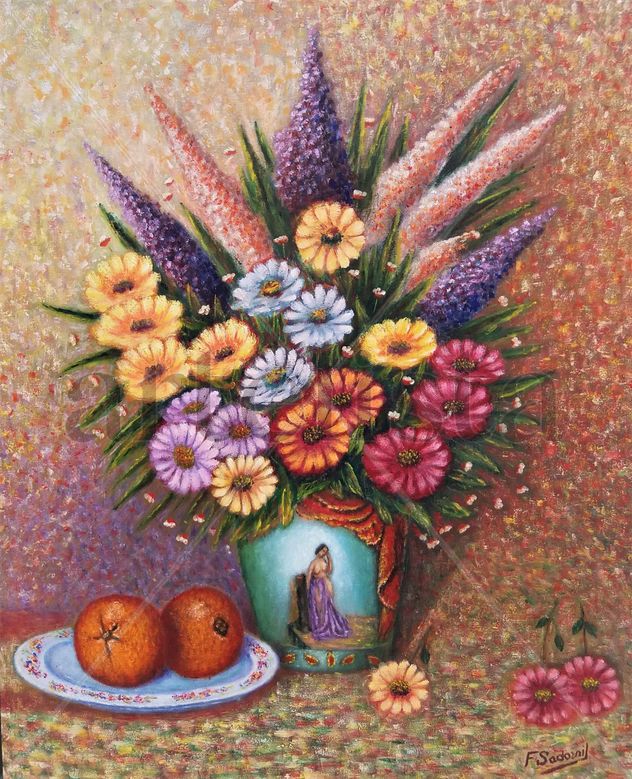 Jarrón con flores y plato de naranjas