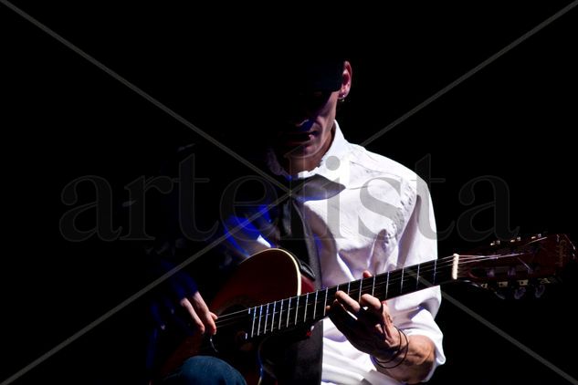 Guitarrista en la obscuridad Portrait Color (Digital)