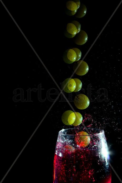 Uvas en copa de vino