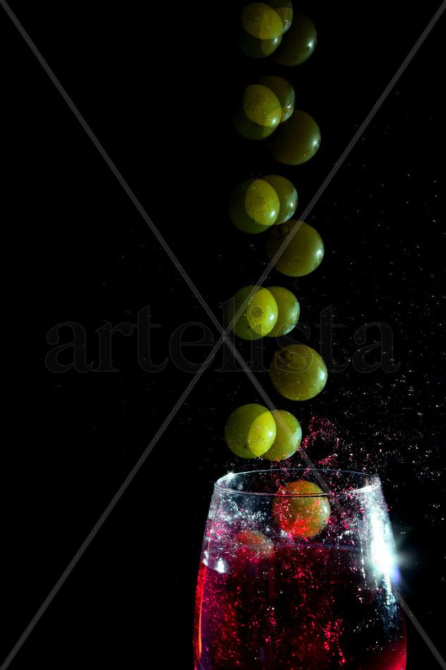 uvas en copa de vino