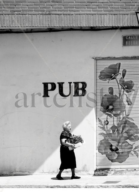 Flowers pub bw