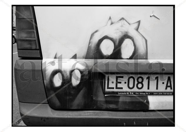 Mercedes leo Travel Black and White (Digital)