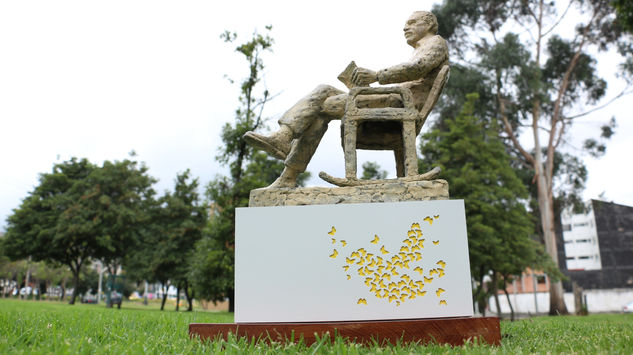 Homenaje a Gabo Bronze Figurative