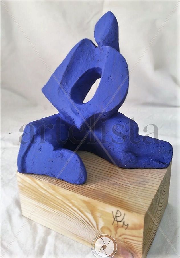 Figura sentada azul. Blue seated figure