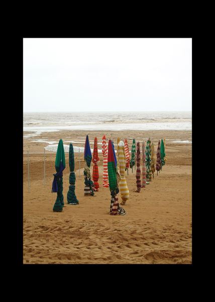 Playa y sombrillas