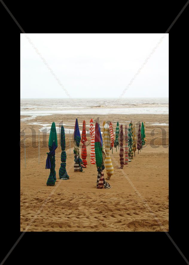 playa y sombrillas
