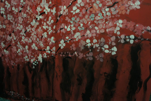 Bosque  rojo con mariposas blancas
