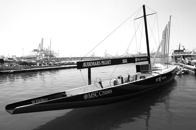 El Muelle Vacío Deportiva Blanco y Negro (Digital)