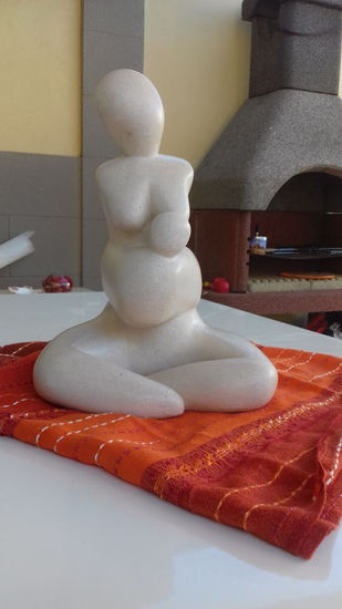 Mujer Amamantando Stone Figurative