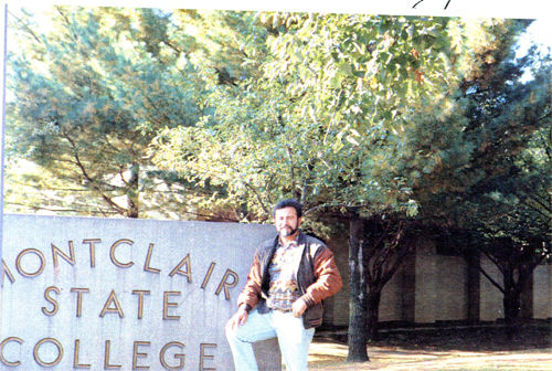 Posando  ante la facultad de Newark New Jersey 