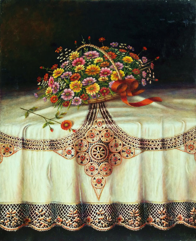 cesta de flores sobre mantel con puntilla