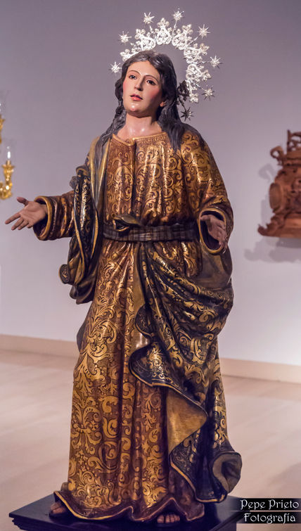 Escultura de la Virgen