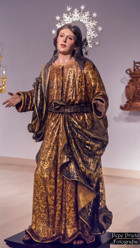 Escultura de la Virgen