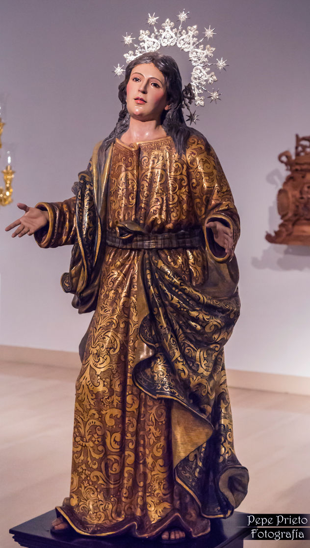 Escultura de la Virgen