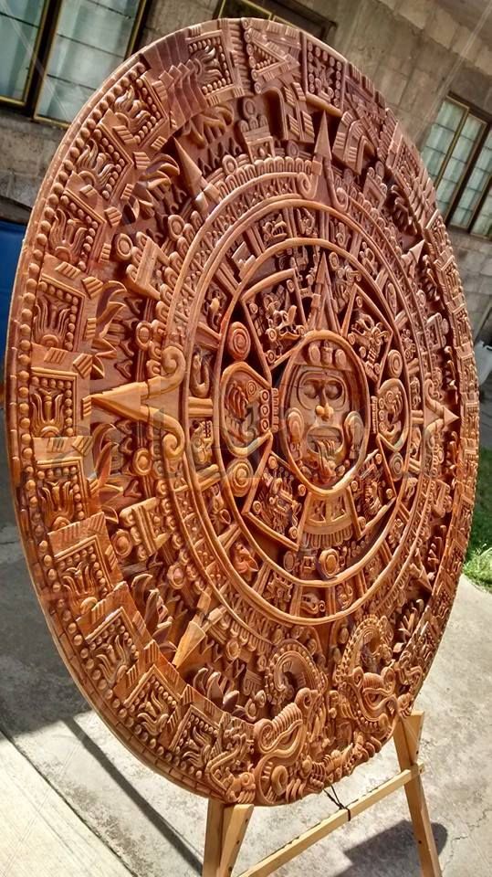 Piedra de los Soles (Calendario Azteca) tallado en madera.