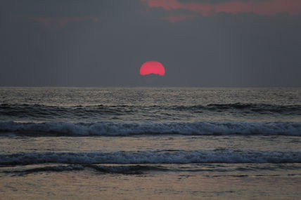 El sol agoniza al...