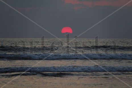 El sol agoniza al...