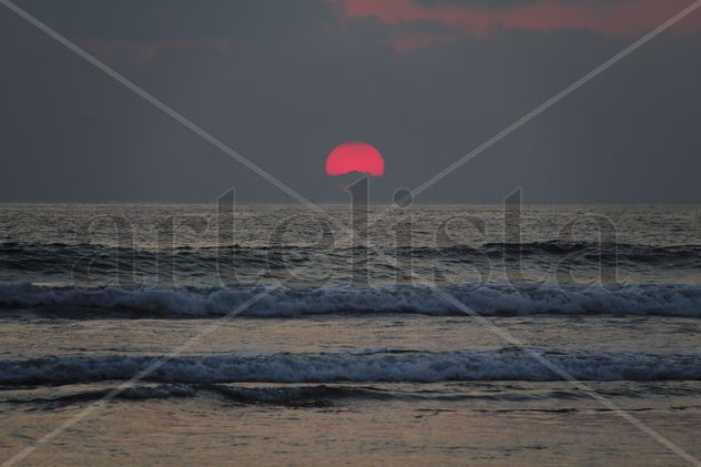 El sol agoniza al inicio del crepúsculo