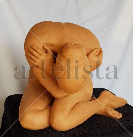 Mujer ovillada Terracotta Figurative