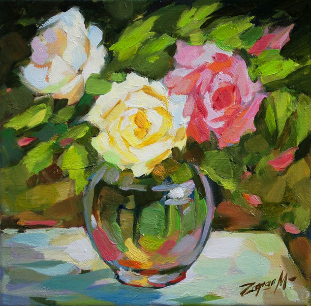 Rosas de jardín en florero