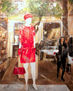 ESCAPARATE. MUJER DE ROJO
