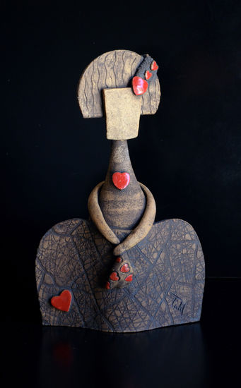 menina enamorada Pottery Figurative