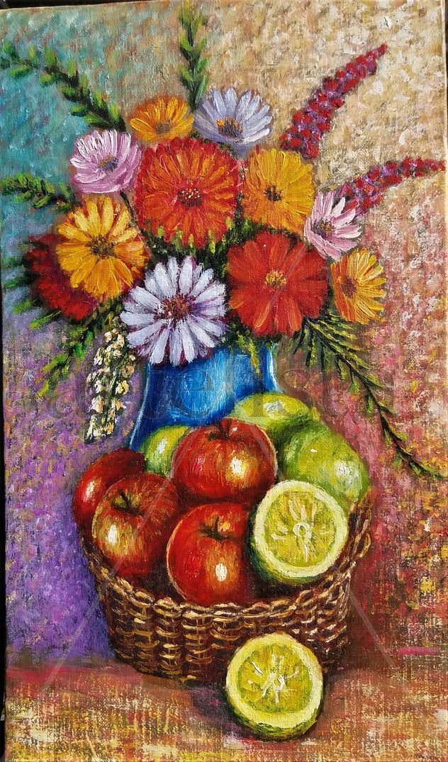 Jarrón con flores y cesta de frutas