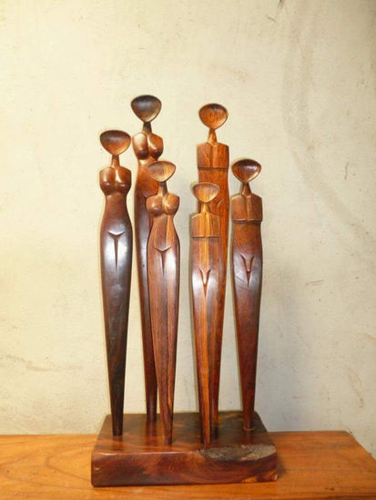 Familia de lolas Madera Figurativa