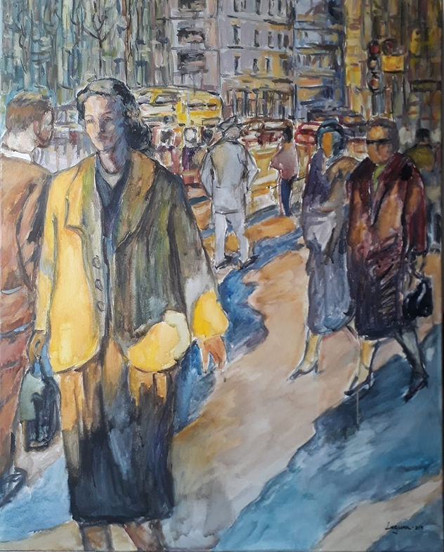 Mujer con chaqueta amarilla
