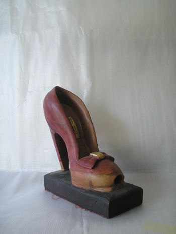 "Zapato de la señorita Silvia" Madera Figurativa