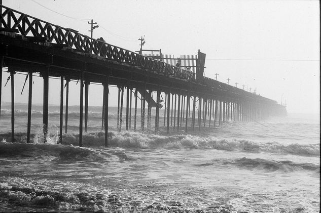 Muelle carga Architecture and Interiorism Black and White (Manual)