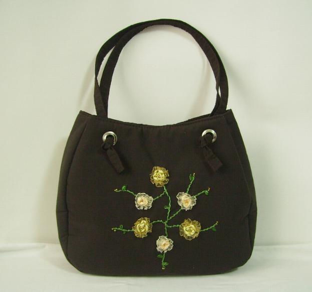 Bolso bordado en cintas