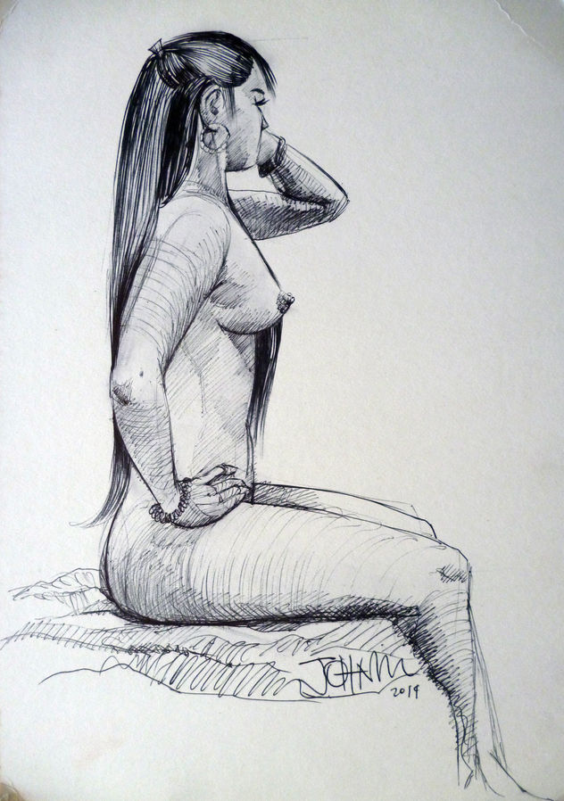 Mujer desnuda y hermosa sentada