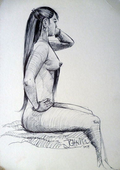 Mujer desnuda y hermosa sentada Making Pen