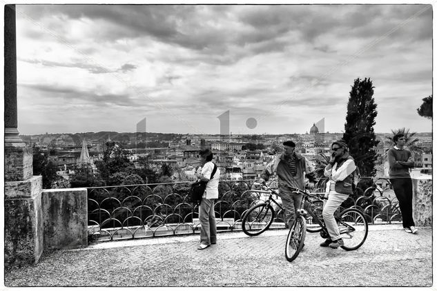 Llamada Vaticana Travel Black and White (Digital)