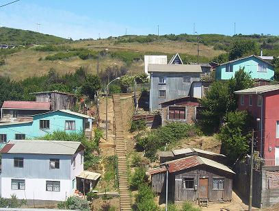 En las faldas de un cerro inclinado