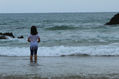 Niña mirando al mar