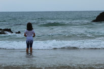 Niña mirando al mar