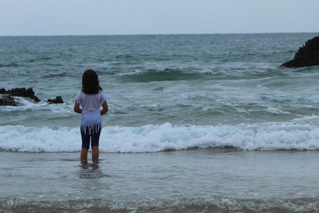 Niña mirando al mar Travel Color (Digital)