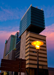 Edificio y lampara