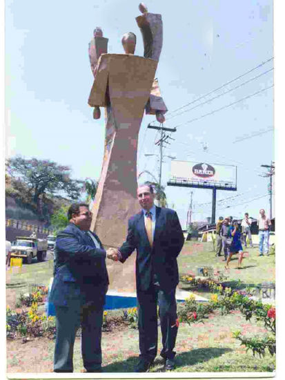 MONUMENTO AL PRORESO. ESCULTURA HONDUREÑA Metal Figurativa