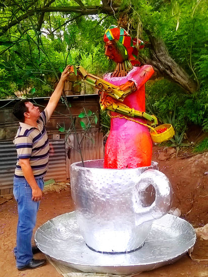 ESCULTORES HONDUREÑOS FAMOSOS Y SU OBRA,MARCALA,LA PAZ,ARTE HODNUREÑO,ARTISTASDE HONDURAS,escultura hondureña, MONUMENTO A LAS CAFETALERAS Metal Figurativa