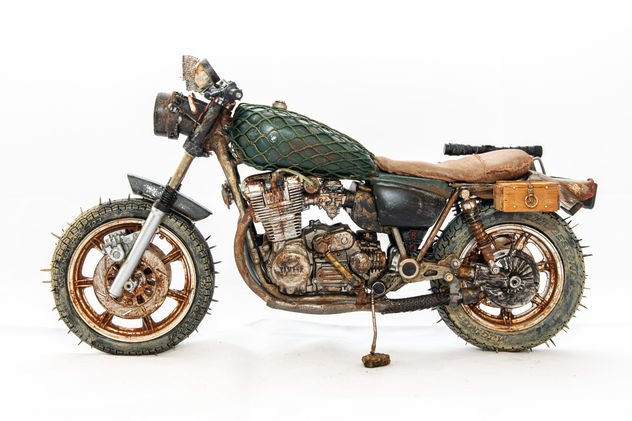 APOCALYPTIC MOTO ROAD