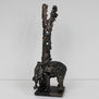 El árbol con el elefante - Escultura de un animal elefante al pie de un árbol de bronce de acero