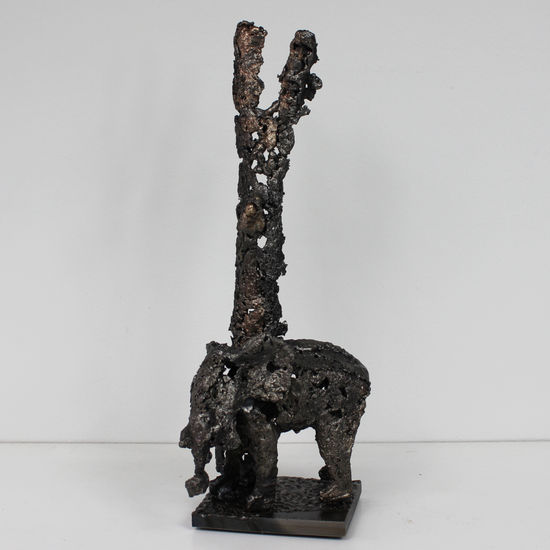 El árbol con el elefante - Escultura de un animal elefante al pie de un árbol de bronce de acero Metal Figurative