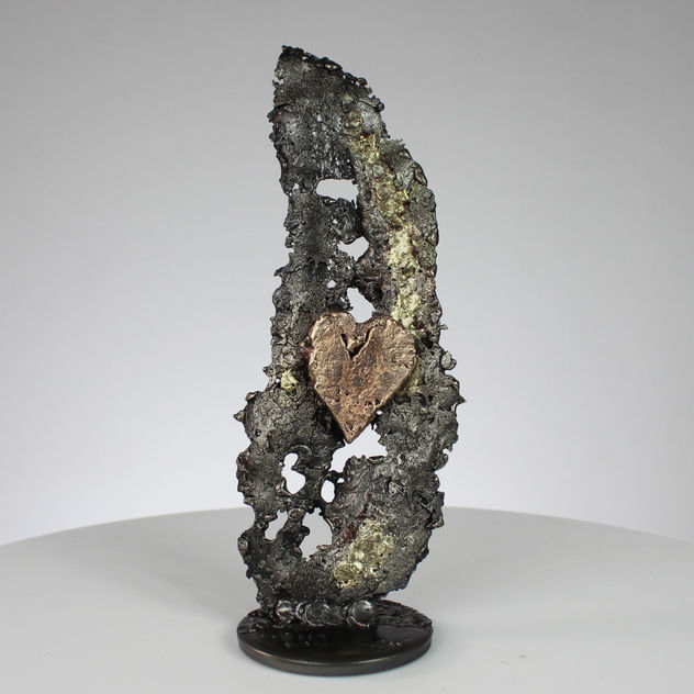 En el corazón de las hojas CXXXIII - Escultura metal corazón bronce y hoja acero latón