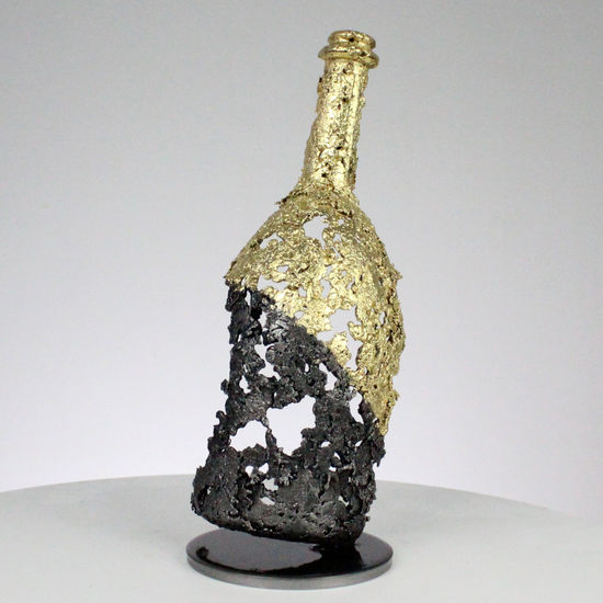 Botella CLXXV - Escultura de botella de champán Ruinart en acero dorado Metales preciosos Figurativa